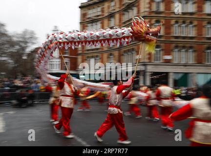 (190210) -- LONDRES, 10 février 2019 -- des gens exécutent la danse du dragon lors d'un défilé du nouvel an lunaire chinois à Londres, en Grande-Bretagne, le 10 février 2019. Londres a accueilli dimanche l'une des plus grandes célébrations du nouvel an chinois en dehors de l'Asie, attirant des dizaines de milliers de visiteurs au cœur de la capitale britannique pour partager la joie. La célébration a commencé par un grand défilé mettant en vedette 30 équipes, dont une équipe chinoise de Dragon et Lion, un bus à impériale emblématique de Londres et une variété de flotteurs circulant dans les rues de Trafalgar Square, via West End, avant d'atteindre sa destination finale Chinatown Banque D'Images