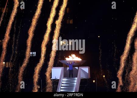 (190211) -- SARAJEVO, 11 février 2019 (Xinhua) -- Larisa Ceric, athlète de Bosnie-Herzégovine, allume la flamme olympique lors de la cérémonie d'ouverture du 14e Festival olympique de la jeunesse européenne (FOJE 2019) au stade olympique de Sarajevo, en Bosnie-Herzégovine, le 10 février 2019. (Xinhua/Nedim Grabovica) (SP)BOSNIE-HERZÉGOVINE-SARAJEVO-FESTIVAL OLYMPIQUE DE LA JEUNESSE EUROPÉENNE PUBLICATIONxNOTxINxCHN Banque D'Images