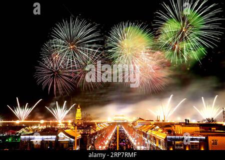 190211 -- BEIJING, 11 février 2019 -- un feu d'artifice virtuel est vu au-dessus de l'ancienne ville de Zhengding dans la province du Hebei du nord de la Chine, le 9 février 2019. Les recettes touristiques intérieures de la Chine ont gagné 513,9 milliards de yuans environ 76,21 milliards de dollars américains au cours de la semaine de vacances du Festival de printemps qui se termine dimanche, une augmentation annuelle de 8,2 pour cent, selon le ministère de la Culture et du Tourisme. CHINA-SPRING FESTIVAL TRAVEL-TOURISM REVENUECN ZHANGXHAIQIANG PUBLICATIONXNOTXINXCHN Banque D'Images