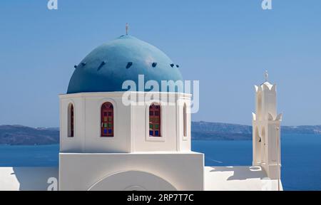 Gros plan du dôme bleu de l'église blanchie à la chaux, IA, Oia, Santorin, Grèce Banque D'Images