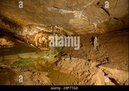 Grotte karstique, spéléologue, Krizna jama, Cerknica, Carniola, Slovénie Banque D'Images