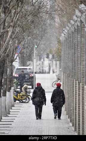 (190212) -- BEIJING, 12 février 2019 (Xinhua) -- des gens marchent dans la neige dans le district de Daxing à Beijing, capitale de la Chine, le 12 février 2019. (Xinhua/Li Xin) CHINE-PÉKIN-NEIGE (CN) PUBLICATIONxNOTxINxCHN Banque D'Images