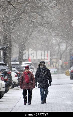 (190212) -- BEIJING, 12 février 2019 (Xinhua) -- des citoyens marchent dans la neige à Beijing, capitale de la Chine, le 12 février 2019. Une chute de neige a frappé Pékin mardi. (Xinhua/Li Xin) CHINE-PÉKIN-NEIGE (CN) PUBLICATIONxNOTxINxCHN Banque D'Images