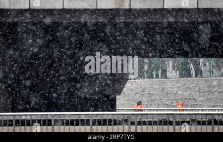 (190212) -- BEIJING, 12 février 2019 (Xinhua) -- les nettoyeurs de rue travaillent dans la neige dans le district de Daxing à Beijing, capitale de la Chine, 12 février 2019. (Xinhua/Li Xin) CHINE-PÉKIN-NEIGE (CN) PUBLICATIONxNOTxINxCHN Banque D'Images