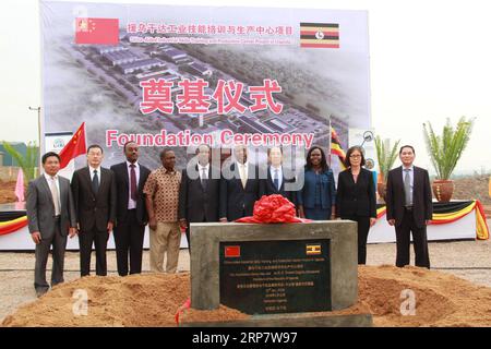 (190212) -- BEIJING, 12 février 2019 (Xinhua) -- le Premier ministre ougandais Ruhakana Rugunda (5e R) et d'autres invités posent pour des photos lors d'une cérémonie d'inauguration à Kampala, capitale de l'Ouganda, le 25 janvier 2018. (Xinhua/Zhang Gaiping) titres de Xinhua : la Chine agit alors que l'Afrique lutte pour des solutions au déplacement forcé PUBLICATIONxNOTxINxCHN Banque D'Images