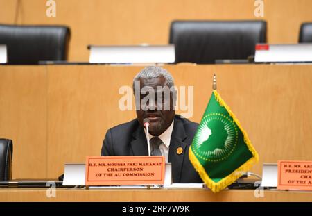 (190212) -- PÉKIN, 12 février 2019 (Xinhua) -- Moussa Faki Mahamat, président de la Commission de l'Union africaine (UA), prend la parole lors de la conférence de presse qui a suivi le 32e sommet de l'UA au siège de l'UA à Addis-Abeba, Éthiopie, le 11 février 2019. (Xinhua/Li Yan) titres de Xinhua : la Chine agit alors que l'Afrique lutte pour des solutions au déplacement forcé PUBLICATIONxNOTxINxCHN Banque D'Images