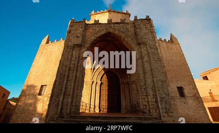 Lumière du soir, cathédrale normande, Chiesa Madre di Santa Maria Assunta, super grand angle, portail, Erice, province de Trapani, montagne, Sicile, Italie Banque D'Images