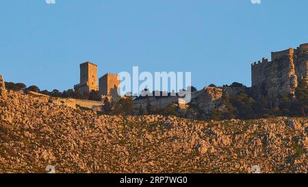 Lumière du matin, Mons Erix, Castello di Venere, gros plan, super télé, forteresse normande, tours, ciel bleu sans nuages, Erice, province de Trapani, montagne Banque D'Images