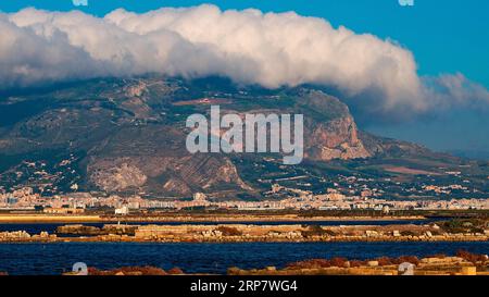 Mons Erix, montagne, nuage sur montagne, Mer, Trapani, Erice, province de Trapani, montagne, Sicile, Italie Banque D'Images