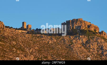 Lumière du matin, Mons Erix, Castello di Venere, proche, téléobjectif, forteresse normande, tours, ciel bleu sans nuages, Erice, province de Trapani, montagne Banque D'Images