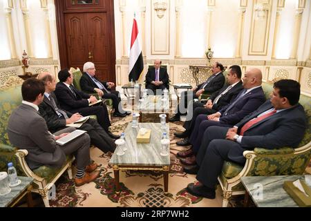 (190212) -- RIYAD, le 12 février 2019 -- le président du Yémen, soutenu internationalement, Abdu-Rabbu Mansour Hadi (C), rencontre l envoyé spécial des Nations Unies Martin Griffiths (4e L) à Riyad, la capitale de l Arabie saoudite, le 12 février 2019. Hadi a rencontré mardi Griffiths, soulignant l'importance de la pleine mise en œuvre de l'Accord de Suède. ARABIE SAOUDITE-RIYAD-YÉMÉNITE PRÉSIDENT-ENVOYÉ DES NATIONS UNIES-RENCONTRE NIEYUNPENG PUBLICATIONXNOTXINXCHN Banque D'Images