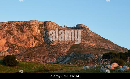 Lumière du matin, Mons Erix, Castello di Venere, ciel bleu sans nuages, arbre, prairie, Erice, province de Trapani, montagne, Sicile, Italie Banque D'Images