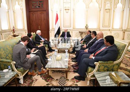 (190212) -- RIYAD, le 12 février 2019 -- le président du Yémen, soutenu internationalement, Abdu-Rabbu Mansour Hadi (C), rencontre l envoyé spécial des Nations Unies Martin Griffiths (4e L) à Riyad, la capitale de l Arabie saoudite, le 12 février 2019. Hadi a rencontré mardi Griffiths, soulignant l'importance de la pleine mise en œuvre de l'Accord de Suède. ARABIE SAOUDITE-RIYAD-YÉMÉNITE PRÉSIDENT-ENVOYÉ DES NATIONS UNIES-RENCONTRE NIEYUNPENG PUBLICATIONXNOTXINXCHN Banque D'Images