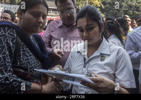 (190213) -- KOLKATA, 13 février 2019 (Xinhua) -- les étudiants se préparent pour les examens Madhyamik du Bengale occidental à l'extérieur du centre d'examen de Kolkata, en Inde, le 12 février 2019. L'examen, mené par le Conseil de l'éducation secondaire du Bengale occidental, se terminera dans 10 jours, se terminant le 22 février 2019. (Xinhua/Stringer) INDE-KOLKATA-EXAMEN PUBLICATIONxNOTxINxCHN Banque D'Images