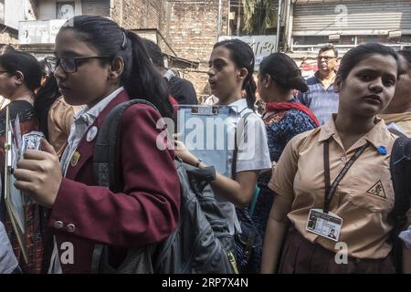 (190213) -- KOLKATA, 13 février 2019 (Xinhua) -- les étudiants attendent que les examens Madhyamik du Bengale occidental commencent à l'extérieur du centre d'examen de Kolkata, en Inde, le 12 février 2019. L'examen, mené par le Conseil de l'éducation secondaire du Bengale occidental, se terminera dans 10 jours, se terminant le 22 février 2019. (Xinhua/Stringer) INDE-KOLKATA-EXAMEN PUBLICATIONxNOTxINxCHN Banque D'Images