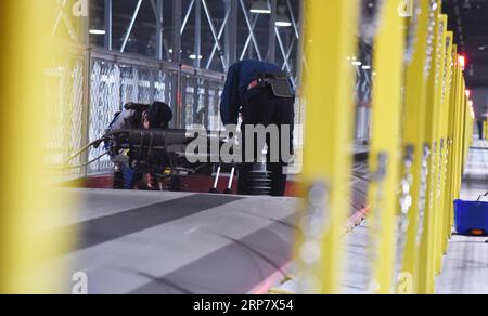 (190213) -- JINAN, 13 février 2019 (Xinhua) -- les mécaniciens vérifient un train à grande vitesse Fuxing dans une station de maintenance à Jinan, dans la province du Shandong de l est de la Chine, 12 février 2019 les trains à grande vitesse Fuxing sont généralement en service le jour et en maintenance la nuit. Avec une vitesse maximale de 350 kilomètres par heure, Fuxing représente le meilleur de la technologie ferroviaire à grande vitesse en Chine. (Xinhua/Wang Kai) CHINE-SHANDONG-ENTRETIEN DES TRAINS À GRANDE VITESSE (CN) PUBLICATIONxNOTxINxCHN Banque D'Images