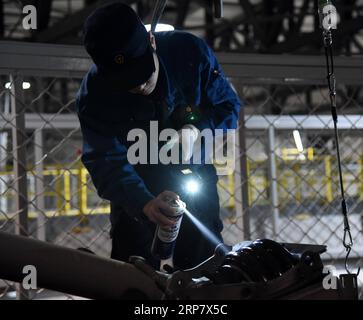 (190213) -- JINAN, 13 février 2019 (Xinhua) -- Un mécanicien entretient un train à grande vitesse Fuxing dans une station de maintenance à Jinan, dans la province du Shandong de l est de la Chine, 12 février 2019 les trains à grande vitesse Fuxing sont généralement en service le jour et en maintenance la nuit. Avec une vitesse maximale de 350 kilomètres par heure, Fuxing représente le meilleur de la technologie ferroviaire à grande vitesse en Chine. (Xinhua/Wang Kai) CHINE-SHANDONG-ENTRETIEN DES TRAINS À GRANDE VITESSE (CN) PUBLICATIONxNOTxINxCHN Banque D'Images