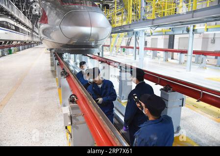 (190213) -- JINAN, 13 février 2019 (Xinhua) -- les mécaniciens vérifient un train à grande vitesse Fuxing dans une station de maintenance à Jinan, dans la province du Shandong de l est de la Chine, 12 février 2019 les trains à grande vitesse Fuxing sont généralement en service le jour et en maintenance la nuit. Avec une vitesse maximale de 350 kilomètres par heure, Fuxing représente le meilleur de la technologie ferroviaire à grande vitesse en Chine. (Xinhua/Wang Kai) CHINE-SHANDONG-ENTRETIEN DES TRAINS À GRANDE VITESSE (CN) PUBLICATIONxNOTxINxCHN Banque D'Images