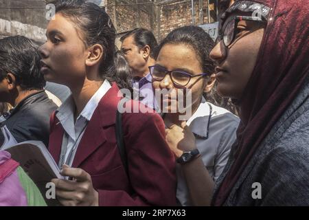 (190213) -- KOLKATA, 13 février 2019 (Xinhua) -- les étudiants se préparent pour les examens Madhyamik du Bengale occidental à l'extérieur du centre d'examen de Kolkata, en Inde, le 12 février 2019. L'examen, mené par le Conseil de l'éducation secondaire du Bengale occidental, se terminera dans 10 jours, se terminant le 22 février 2019. (Xinhua/Stringer) INDE-KOLKATA-EXAMEN PUBLICATIONxNOTxINxCHN Banque D'Images