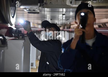 (190213) -- JINAN, 13 février 2019 (Xinhua) -- les mécaniciens vérifient un train à grande vitesse Fuxing dans une station de maintenance à Jinan, dans la province du Shandong de l est de la Chine, 12 février 2019 les trains à grande vitesse Fuxing sont généralement en service le jour et en maintenance la nuit. Avec une vitesse maximale de 350 kilomètres par heure, Fuxing représente le meilleur de la technologie ferroviaire à grande vitesse en Chine. (Xinhua/Wang Kai) CHINE-SHANDONG-ENTRETIEN DES TRAINS À GRANDE VITESSE (CN) PUBLICATIONxNOTxINxCHN Banque D'Images