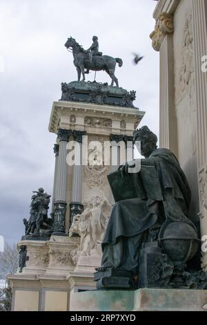 Gros plan du monument à Alfonso XII dans le parc El Retiro à Madrid Espagne Banque D'Images