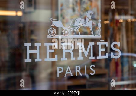 Close-up, logo de la marque française de mode de luxe Hermes sur une boutique dans la rue commerçante Neuer Wall, Hambourg, Allemagne Banque D'Images