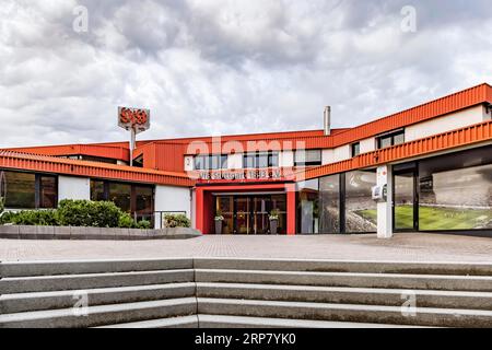 Drapeaux du club devant le centre du club VfB Stuttgart avec écusson du club, Mercedesstrasse Bad Cannstatt, Stuttgart, Baden-Wuerttemberg, Allemagne Banque D'Images