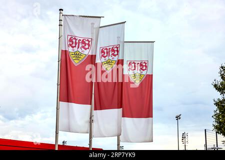 Drapeaux du club devant le centre des clubs VfB Stuttgart, Mercedesstrasse Bad Cannstatt, Stuttgart, Baden-Wuerttemberg, Allemagne Banque D'Images