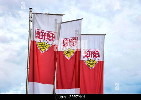 Drapeaux du club devant le centre des clubs VfB Stuttgart, Mercedesstrasse Bad Cannstatt, Stuttgart, Baden-Wuerttemberg, Allemagne Banque D'Images