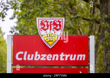 Centre du club VfB Stuttgart avec écusson du club, Mercedesstrasse Bad Cannstatt, Stuttgart, Baden-Wuerttemberg, Allemagne Banque D'Images