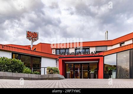 Drapeaux du club devant le centre du club VfB Stuttgart avec écusson du club, Mercedesstrasse Bad Cannstatt, Stuttgart, Baden-Wuerttemberg, Allemagne Banque D'Images