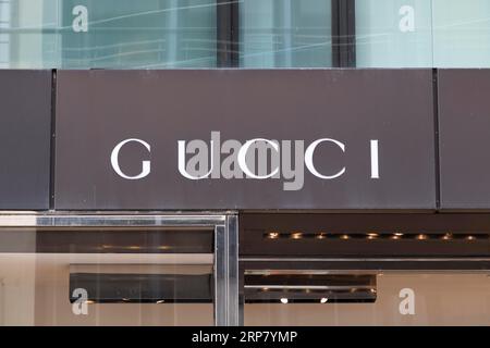 Close-up, logo de la marque italienne de mode de luxe Gucci sur une boutique dans la rue commerçante Neuer Wall, Hambourg, Allemagne Banque D'Images