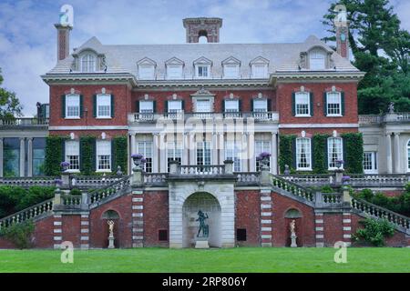 Ancien manoir Westbury sur long Island, aujourd'hui un musée, vu de l'arrière, avec des escaliers menant aux jardins élaborés Banque D'Images