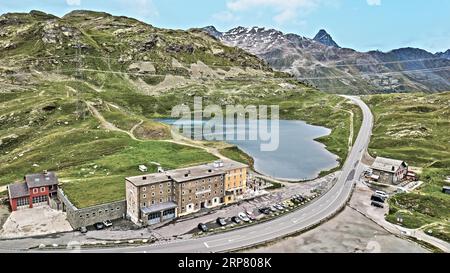 Photo avec saturation dynamique réduite HDR du lac de montagne au col de montagne route de montagne alpine route de col de route alpine col de Bernina col de Bernina, in Banque D'Images