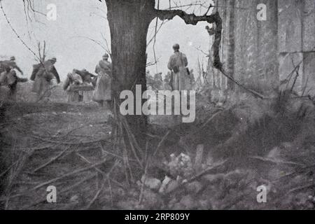 La vie dans les tranchées, début d'un assaut, 1917, France Banque D'Images