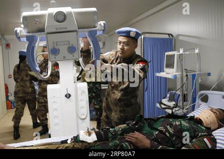 (190214) -- BEYROUTH, 14 février 2019 (Xinhua) -- le personnel médical du 17e contingent chinois de maintien de la paix au Liban assiste à un exercice de sauvetage d'urgence de la Force intérimaire des Nations Unies au Liban (FINUL) dans un hôpital du Sud-Liban, le 13 février 2019. (Xinhua/Liu Wei) EXERCICE DE SAUVETAGE LIBAN-CHINE-MAINTIEN DE LA PAIX PUBLICATIONxNOTxINxCHN Banque D'Images