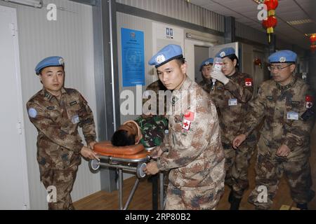 (190214) -- BEYROUTH, 14 février 2019 (Xinhua) -- le personnel médical du 17e contingent chinois de maintien de la paix au Liban assiste à un exercice de sauvetage d'urgence de la Force intérimaire des Nations Unies au Liban (FINUL) dans un hôpital du Sud-Liban, le 13 février 2019. (Xinhua/Liu Wei) EXERCICE DE SAUVETAGE LIBAN-CHINE-MAINTIEN DE LA PAIX PUBLICATIONxNOTxINxCHN Banque D'Images