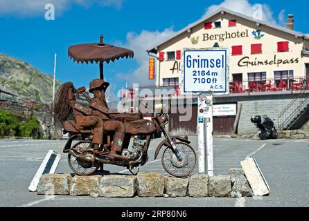 Couple de motards, sculpture en métal sur le col du Grimsel devant le Berghotel Alpenlodge Grimselpass, Oberwald, Valais, Suisse Banque D'Images