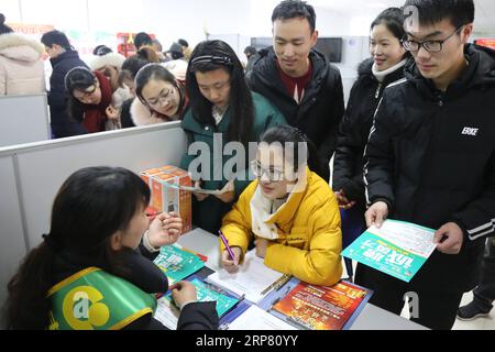 (190214) -- LIANYUNGANG, 14 février 2019 (Xinhua) -- les demandeurs d'emploi se renseignent sur le recrutement lors d'un salon de l'emploi dans le comté de Guanyun de la ville de Lianyungang, dans la province de Jiangsu, dans l'est de la Chine, le 14 février 2019. (Xinhua/Wu Chenguang) CHINE-SALON DE L'EMPLOI (CN) PUBLICATIONxNOTxINxCHN Banque D'Images