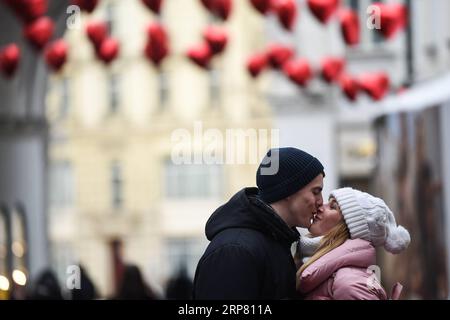 (190214) -- MOSCOU, 14 février 2019 -- Un couple s'embrasse dans une rue décorée de ballons en forme de cœur pour marquer la Saint-Valentin à Moscou, Russie, le 14 février 2019.) RUSSIE-MOSCOU-SAINT VALENTIN EvgenyxSinitsyn PUBLICATIONxNOTxINxCHN Banque D'Images