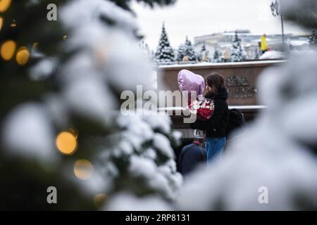 (190214) -- MOSCOU, 14 février 2019 -- Une jeune femme marche avec un bouquet de fleurs et un ballon en forme de cœur le jour de la Saint-Valentin à Moscou, Russie, le 14 février 2019.) RUSSIE-MOSCOU-SAINT VALENTIN EvgenyxSinitsyn PUBLICATIONxNOTxINxCHN Banque D'Images