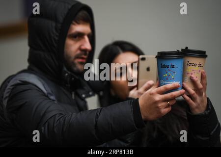 (190214) -- MOSCOU, 14 février 2019 -- un couple prend des photos de Love is Cup pour marquer la Saint-Valentin à Moscou, Russie, le 14 février 2019.) RUSSIE-MOSCOU-SAINT VALENTIN EvgenyxSinitsyn PUBLICATIONxNOTxINxCHN Banque D'Images