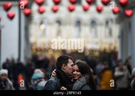 (190214) -- MOSCOU, 14 février 2019 -- Un couple s'embrasse dans une rue décorée de ballons en forme de cœur pour marquer la Saint-Valentin à Moscou, Russie, le 14 février 2019.) RUSSIE-MOSCOU-SAINT VALENTIN EvgenyxSinitsyn PUBLICATIONxNOTxINxCHN Banque D'Images