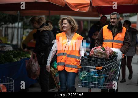 (190214) -- ATHÈNES, 14 février 2019 -- des bénévoles de l'organisation à but non lucratif Boroume transfèrent des légumes collectés sur un marché de rue dans la municipalité de Chalandri, une banlieue nord d'Athènes, Grèce, le 12 février 2019. Boroume (ce qui signifie que nous pouvons en grec) a été créé en tant qu'organisation à but non lucratif en janvier 2012. En sept ans, il a aidé à sauver et à offrir aux nécessiteux au moins 29 millions de portions de nourriture et continue de travailler sans arrêt chaque jour dans cette direction, membre fondateur Alexandros Theodoridis a déclaré à Xinhua le 12 février.) POUR ALLER AVEC la caractéristique : l'ONG grecque lutte toujours contre le gaspillage alimentaire, malnutr Banque D'Images