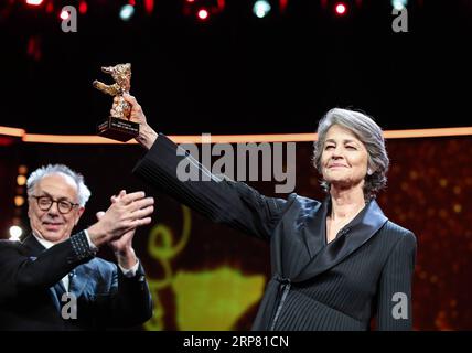 (190215) -- BERLIN, 15 février 2019 (Xinhua) -- l'actrice britannique Charlotte Rampling (droite), lauréate du prix d'honneur de l'Ours d'or pour l'accomplissement de toute une vie, détient le trophée lors de la cérémonie de remise des prix lors du 69e Festival international du film de Berlin à Berlin, capitale de l'Allemagne, le 14 février 2019. (Xinhua/Shan Yuqi) ALLEMAGNE-BERLIN-BERLINALE-OURS D'OR HONORAIRE-CHARLOTTE RAMPLING PUBLICATIONxNOTxINxCHN Banque D'Images