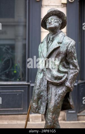 Un plan droit de la statue de Marjorie Fitzgibbon de James Joyce, écrivain et poète irlandais, dans North Earl Street. Dublin, Irlande Banque D'Images