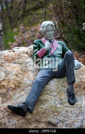 Statue du sculpteur Danny Osborne du dramaturge et poète irlandais Oscar Wilde. Merrion Square, Dublin, Irlande Banque D'Images