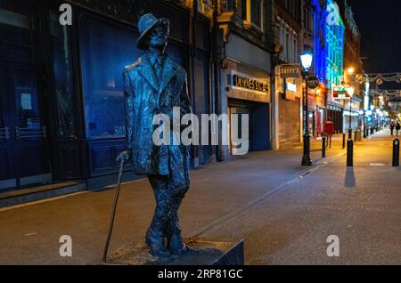 Vue nocturne de la statue de Marjorie Fitzgibbon de l'écrivain et poète irlandais James Joyce. North Earl Street, Dublin, Irlande Banque D'Images