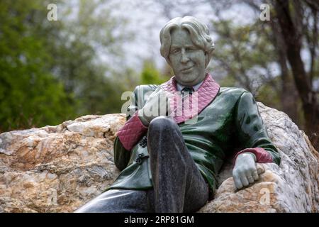 Statue du sculpteur Danny Osborne du dramaturge et poète irlandais Oscar Wilde. Merrion Square, Dublin, Irlande Banque D'Images