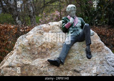 Statue du sculpteur Danny Osborne du dramaturge et poète irlandais Oscar Wilde. Merrion Square, Dublin, Irlande Banque D'Images